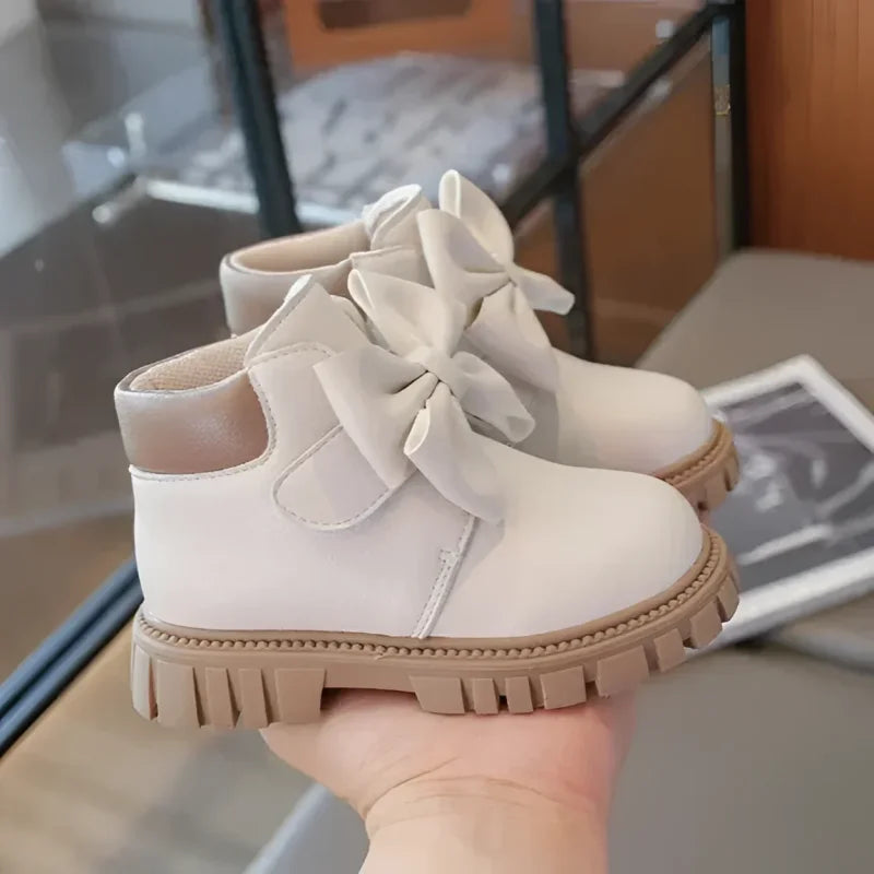 Bota Infantil Cano Curto com Laço e Solado Antiderrapante Lenogue Bege / 21-22