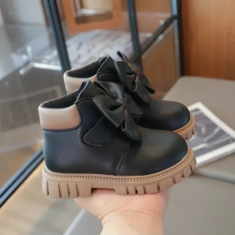Bota Infantil Cano Curto com Laço e Solado Antiderrapante Lenogue Preto / 21-22