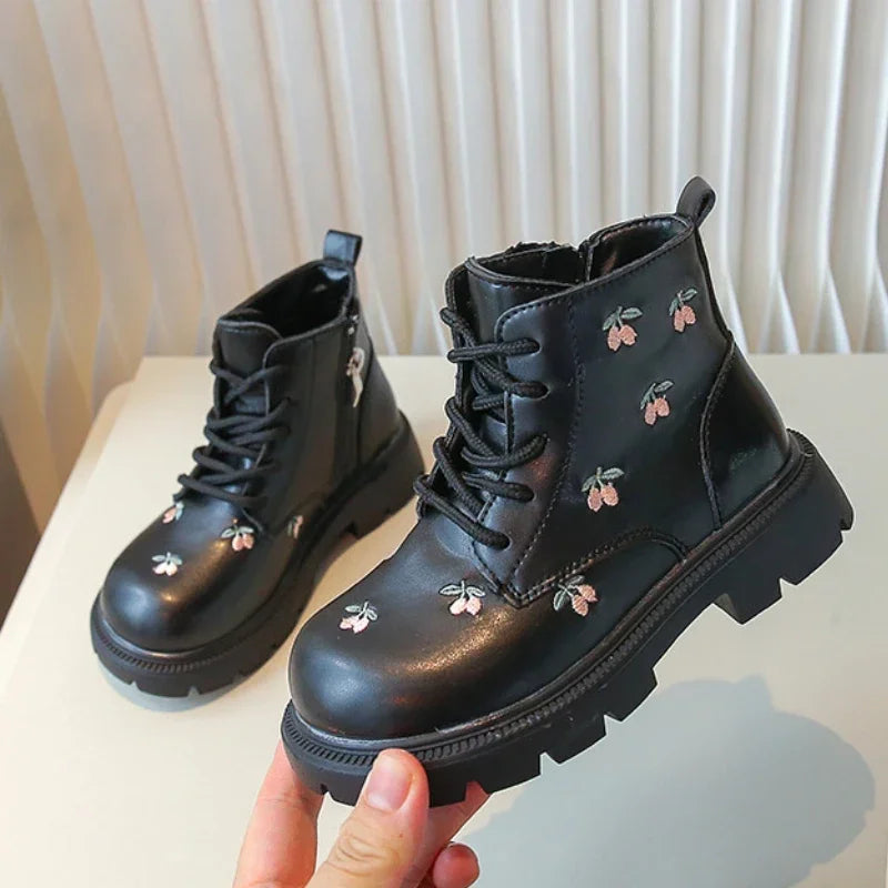 Bota Infantil de Cano Curto Couro com Bordado Floral Lenogue