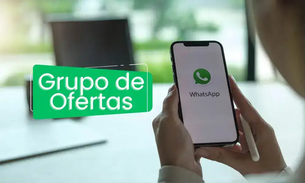 iPhone branco com adesivo verde 'grupo de ofertas' e logotipo do WhatsApp na tela.