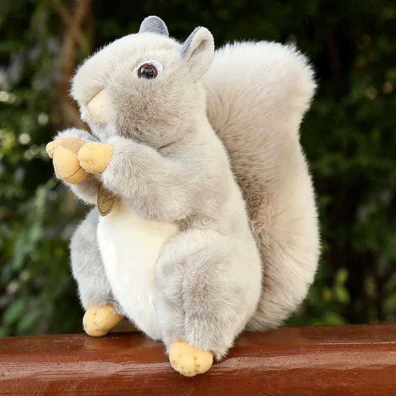 Pelúcia Infantil Esquilo Realista Cauda Fluffy Lenogue Cinza Claro / 20 Cm