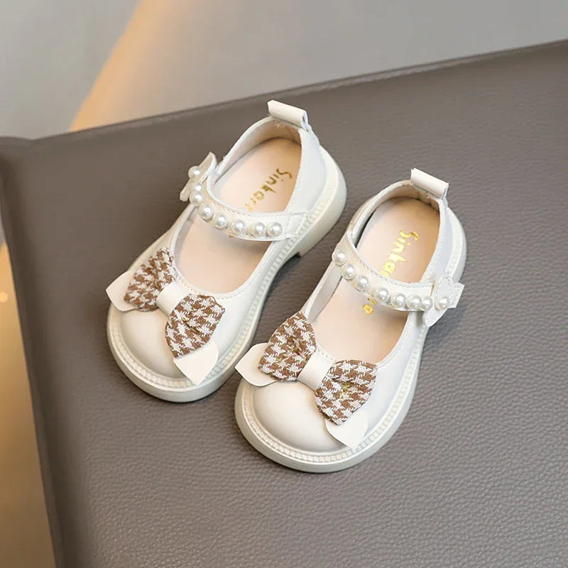 Sandália Infantil com Laço e Pérolas Solado Macio Bege Lenogue / 21-22