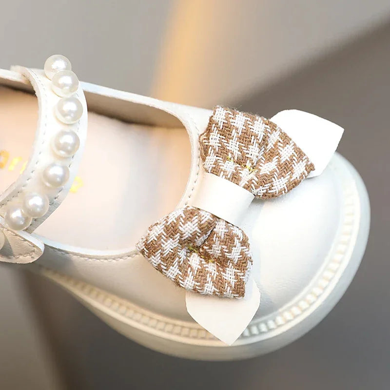 Sandália Infantil com Laço e Pérolas Solado Macio Bege Lenogue