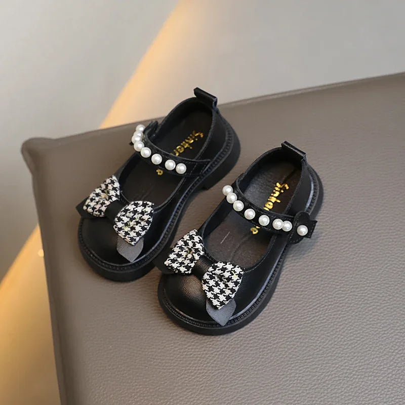 Sandália Infantil com Laço e Pérolas Solado Macio Bege Lenogue