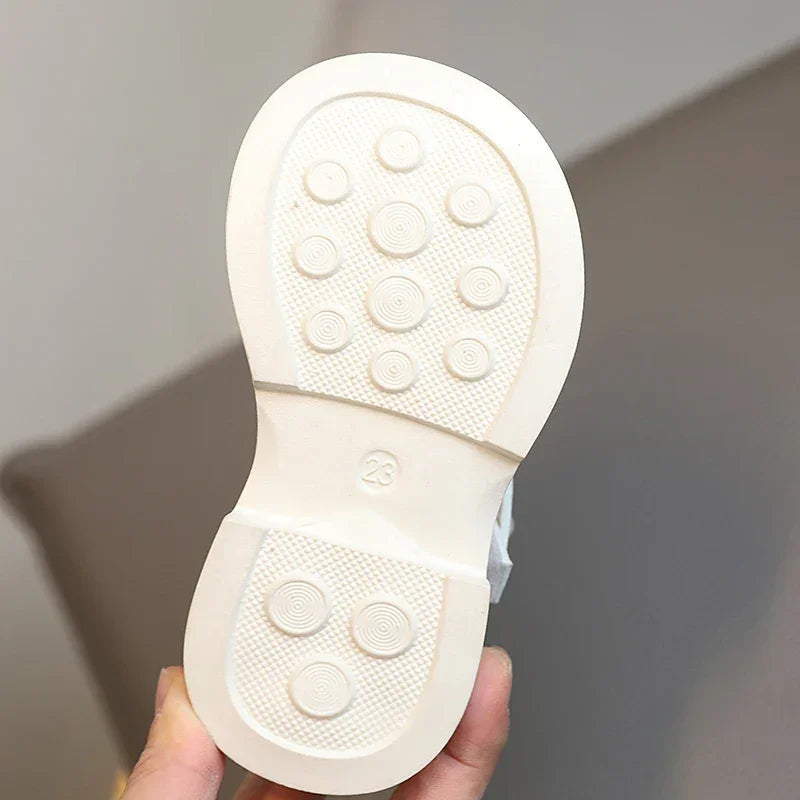 Sandália Infantil com Laço e Pérolas Solado Macio Bege Lenogue