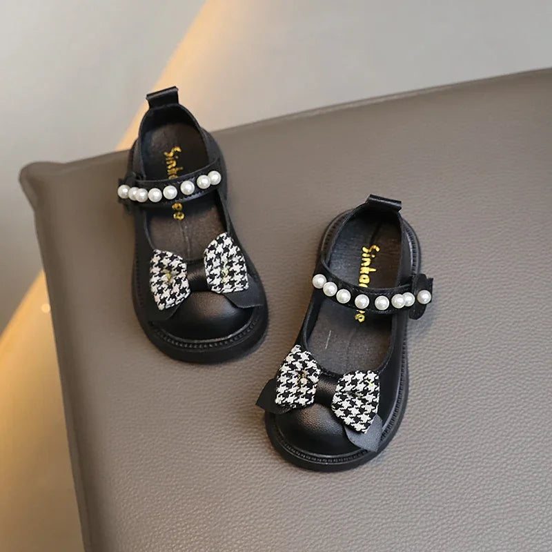 Sandália Infantil com Laço e Pérolas Solado Macio Bege Lenogue Preto / 21-22