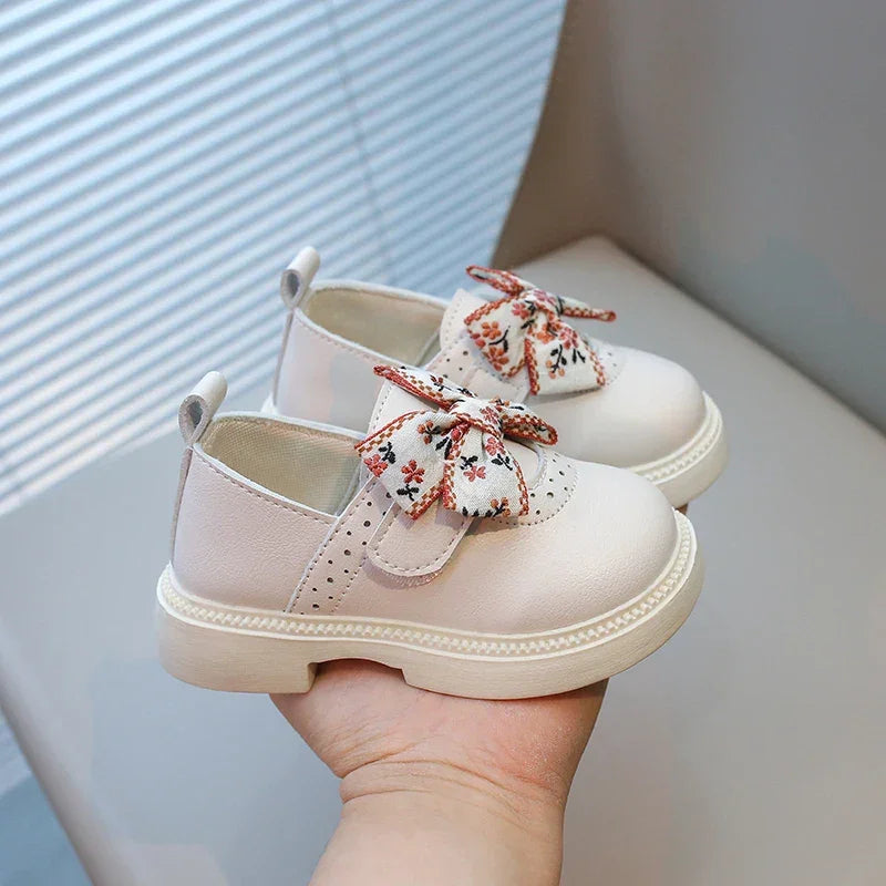 Sapatilha Infantil de Couro com Laço e Bordado Escolar Lenogue