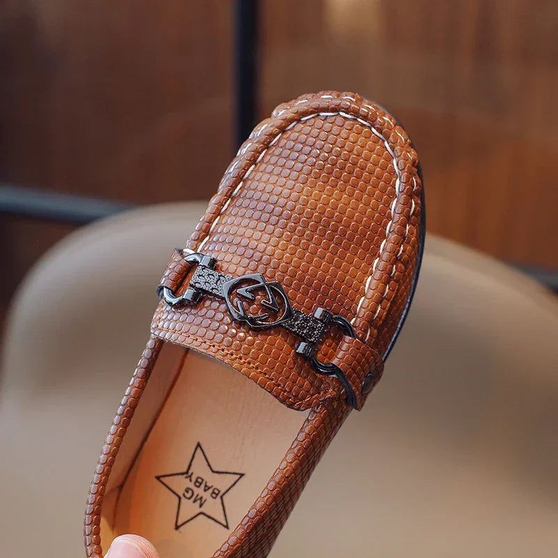 Sapato Infantil de Couro com Bico Redondo e Solado Macio Lenogue