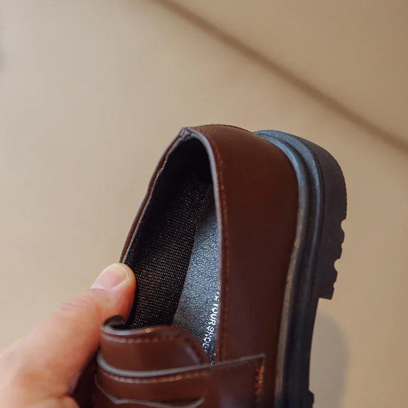 Sapato Infantil de Couro Preto com Bico Redondo Casual Lenogue