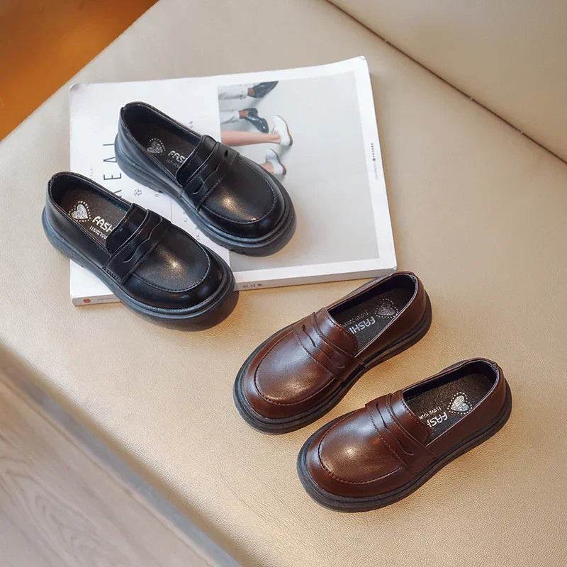 Sapato Infantil de Couro Preto com Bico Redondo Casual Lenogue