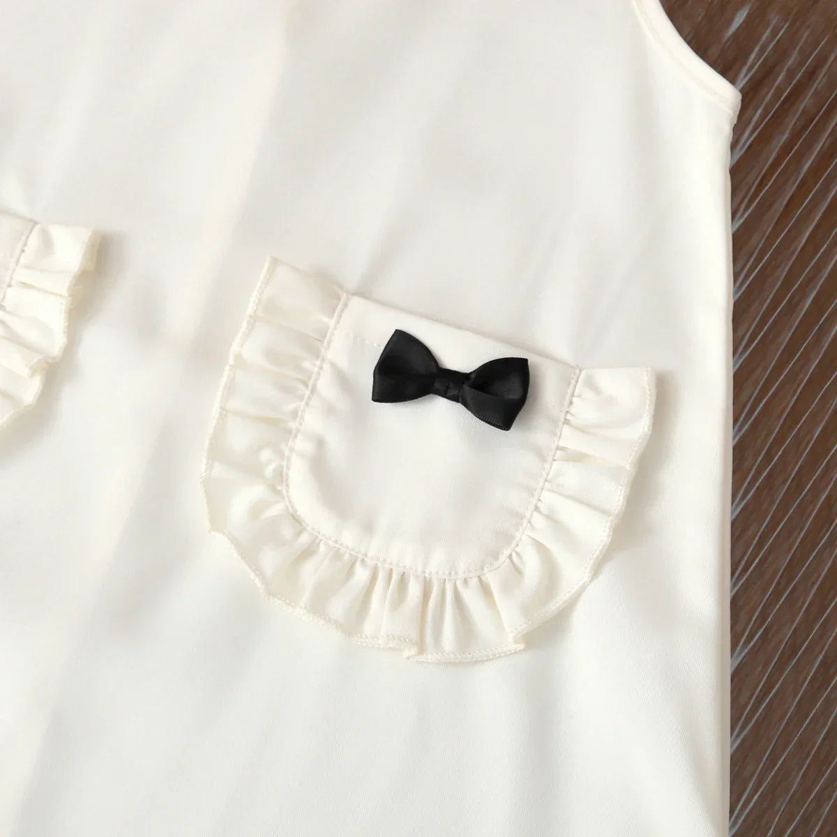 Vestido Infantil com Gola Boneca Laço e Bolsos sem Manga Lenogue