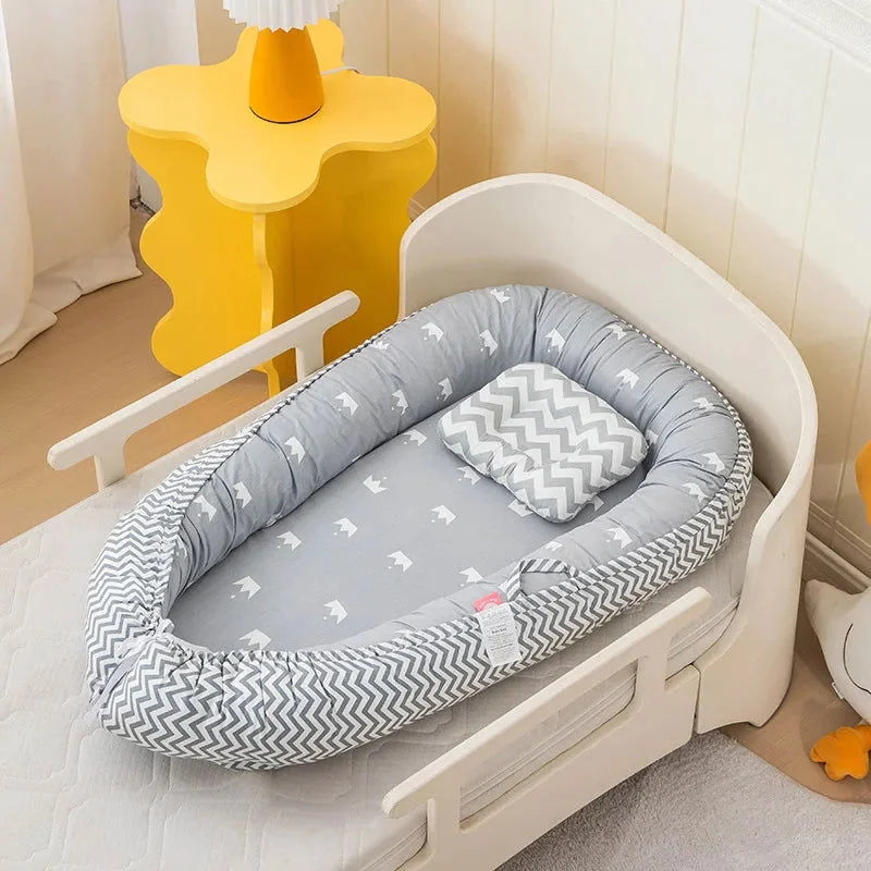 Berço Móvel Infantil em Algodão Branco para Conforto e Segurança