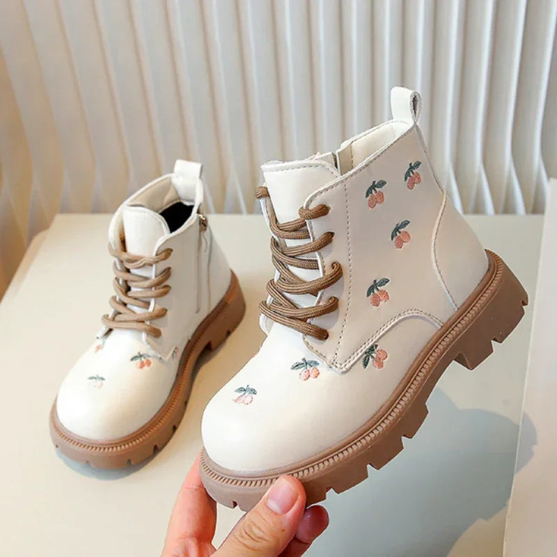 Bota Infantil de Cano Curto Couro com Bordado Floral Lenogue