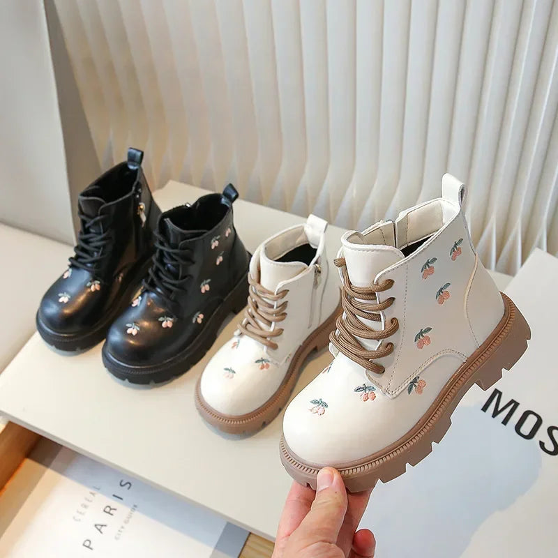 Bota Infantil de Cano Curto Couro com Bordado Floral Lenogue