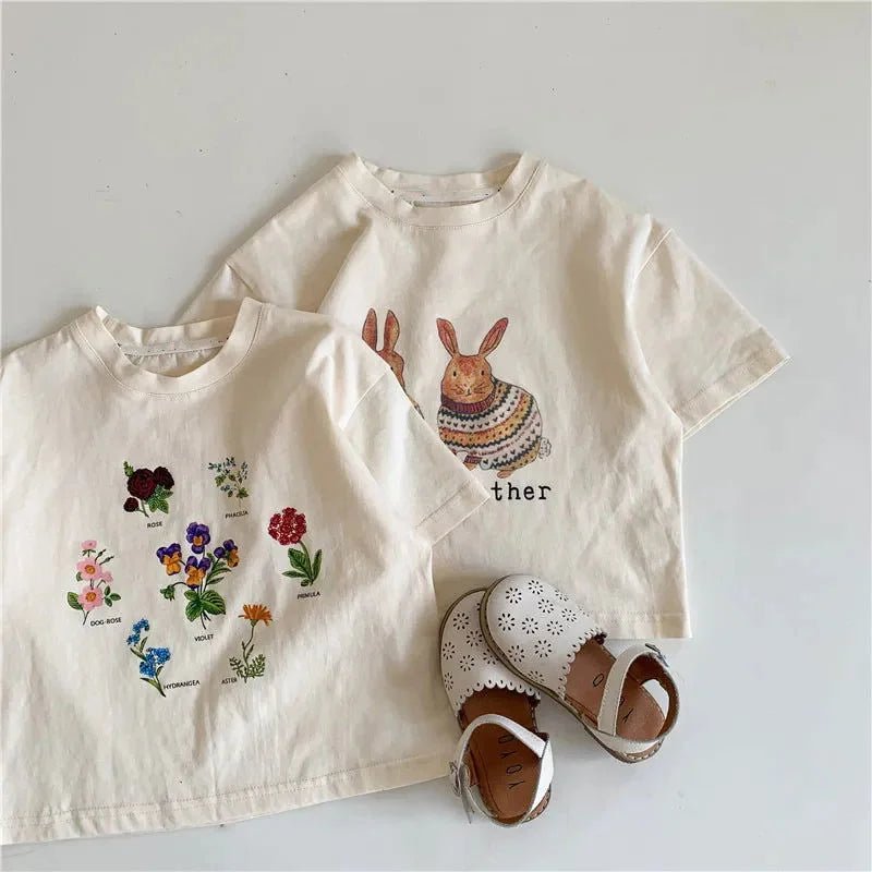 Camiseta Macio Coelhinho e Flores Rosa para Crianças Verão
