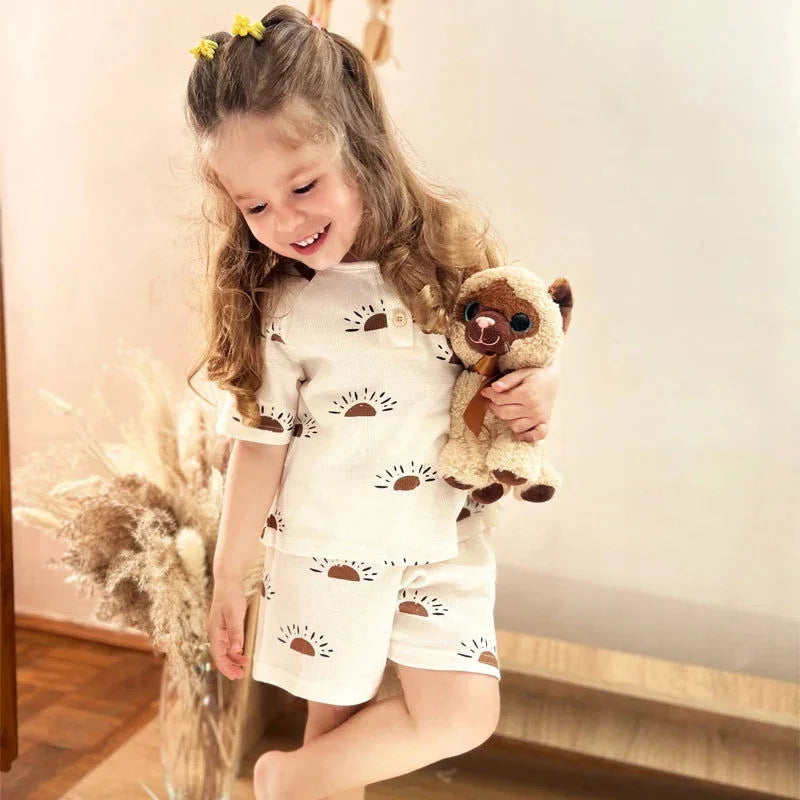 Conjunto Elegante de Pijama Short com Camiseta de Manga Curta para Crianças