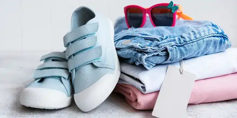 Roupas e calçados para crianças.