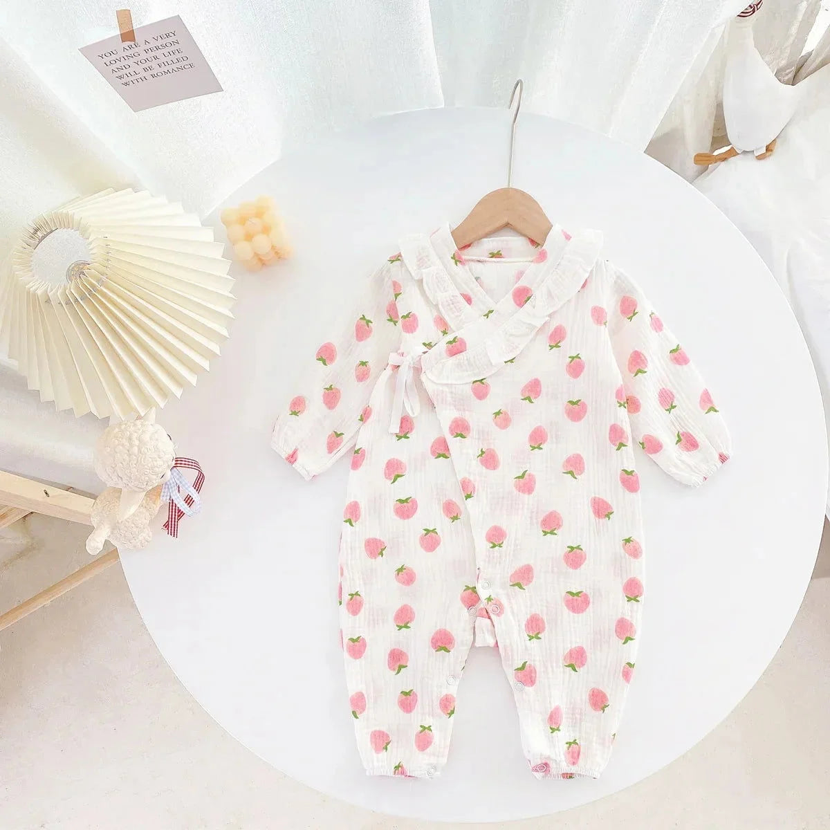 Macacão Infantil Estampa Morango Branco Lenogue / 3-6 Meses