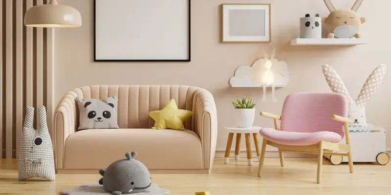 Sofá bege capitonado com pernas de madeira e design moderno, semelhante a um modelo da IKEA.